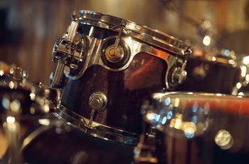 Co ma wpływ na brzmienie bębnów perkusji?